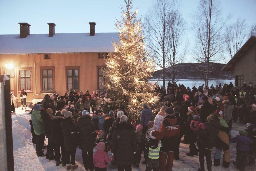 Julegrantenning på Krøderen stasjon