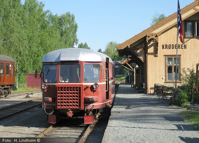 Krøderen stasjon med motorvogn 87.03