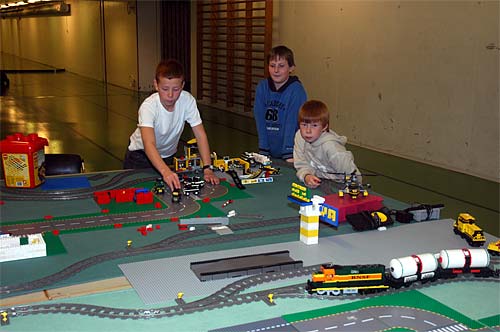 Gutta boys med Lego-anlegget.  Foto: Bjørn Totland